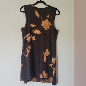 Trued Apparel Sleeveless Tunic in Bleach Tie Dye Dark Minimalist